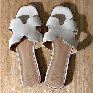 Nina wide width sandals, size 8.5W in white